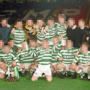 L'équipe de jeunes du Celtic célèbre avec le trophée après leur victoire 4-1 sur Dundee dans.
