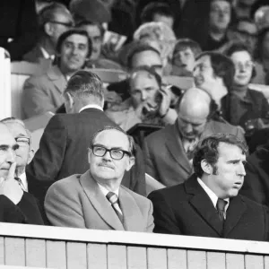 Presidente de Crystal Palace Ray Bloye sentado entre el entrenador de Inglaterra Alf Ramsey (izquierda).