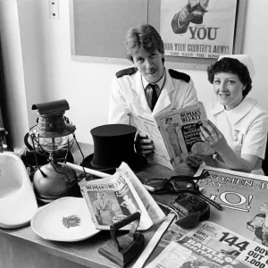 La enfermera jefe David Mudd y la enfermera Janet Groom están utilizando explosiones del pasado.