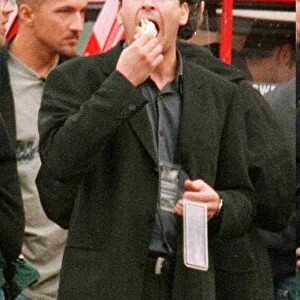CHARLIE SHEEN FILMING IN GLASGOW CITY CENTRE JULY 1997 HAVING A SNACK