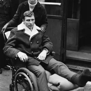 Le footballeur de Charlton Athletic Mike Bailey retourne à Londres avec son épouse après s'être blessé.