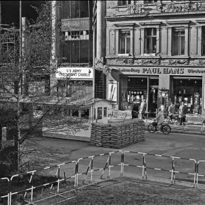 Le point de passage Checkpoint Charlie dans le mur de Berlin situé à la jonction. Le point de passage Checkpoint Charlie dans le mur de Berlin situé à la jonction.