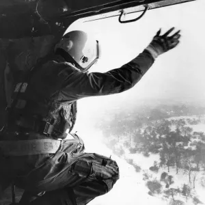 Une vague joyeuse de Maître ALM Bob Danes tandis que le hélicoptère RAF du 202e Escadron à.