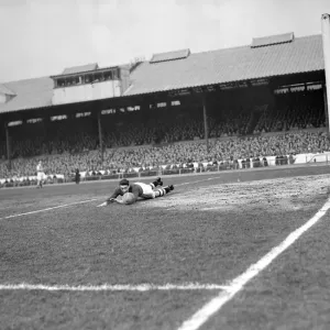 Chelsea v Arsenal April 1953 Stamford Bridge was sold out for Saturdays game Chelsea v Arsenal April 1953 Stamford Bridge was sold out for Saturdays game