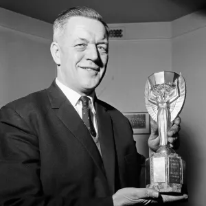 L'inspecteur en chef détective William Little tient le trophée de la Coupe du monde Jules Rimet après cela.