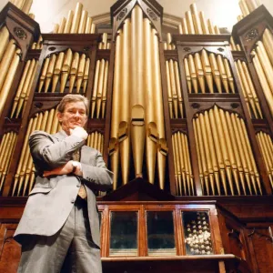 Chef des Leisuredienstes Gordon Bates mit dem historischen Orgel bei der Middlesbrough Town Hall
