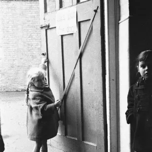 Il bambino chiude la porta della classe dopo la pausa mattutina a Roxeth Primary School. Il bambino chiude la porta della classe dopo la pausa mattutina a Roxeth Primary School.