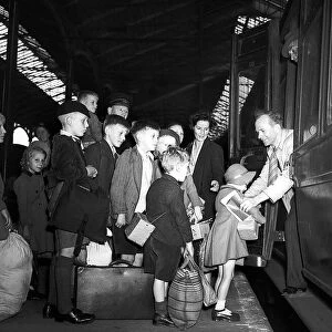 Child Evacees leave Euston for the country during WW2 Circa September 1939