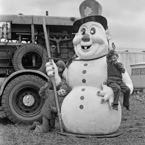 Enfants gravissant sur une grande figure de neige à Silcocks Fair à Skelmersdale le 17 mai 1973. Enfants gravissant sur une grande figure de neige à Silcocks Fair à Skelmersdale le 17 mai 1973.