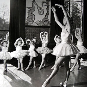 Children - Dancing - Ballet 07 / 12 / 1948 A©Daily Mirror hallmarkcardsusa