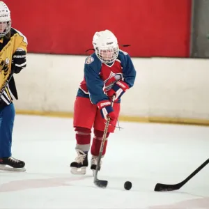 I bambini che godono di un gioco di hockey su ghiaccio durante le vacanze a metà trimestre al Billingham Forum.