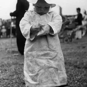 Children: Fancy Dress: Wishford Fair Fancy Dress Contest. Wendy Goodman. May 1951 P024239 Children: Fancy Dress: Wishford Fair Fancy Dress Contest. Wendy Goodman. May 1951 P024239