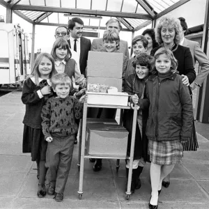 Children, hospital staff and administrators help Huddersfield Hospital Children, hospital staff and administrators help Huddersfield Hospital