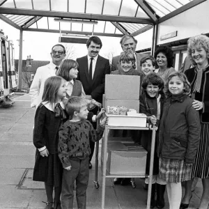 Children, hospital staff and administrators help Huddersfield Hospital Children, hospital staff and administrators help Huddersfield Hospital