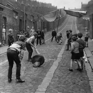 Niños jugando al críquet en la callejón posterior de Newcastle 1962 - Niños.