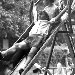 Los niños juegan en una montaña rusa en el Parque Memorial de la Guerra, Coventry. 28 de agosto de 1967. Los niños juegan en una montaña rusa en el Parque Memorial de la Guerra, Coventry. 28 de agosto de 1967.