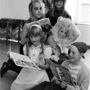 I bambini e il personale della Linthwaite Church School si sono vestiti da loro favorite bambine. I bambini e il personale della Linthwaite Church School si sono vestiti da loro favorite bambine.