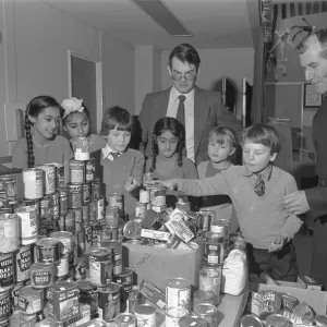 Niños de la escuela secundaria Sydenham en Leamington que han acumulado un almacén de. Niños de la escuela secundaria Sydenham en Leamington que han acumulado un almacén de.
