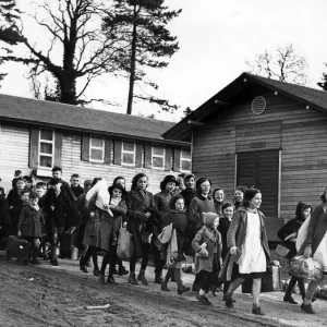 I bambini provenienti da varie scuole di Liverpool che arrivano al campo scolastico Colomendy a Galles.