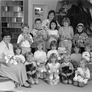Les gagnants du concours de coloriage pour enfants ont reçu des prix à Wellington Mills Carpets.