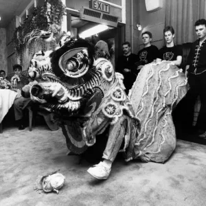 Un león chino acoge el Año Nuevo chino en el Jardín de Jade. 6 de febrero de 1989.