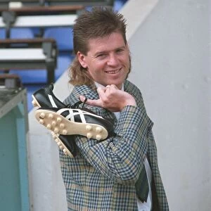 CHRIS WADDLE holding football boots 11 / 07 / 1989