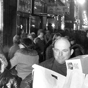 Christmas shoppers on a Sunday in Argyle Street, Glasgow, 12th December 1976