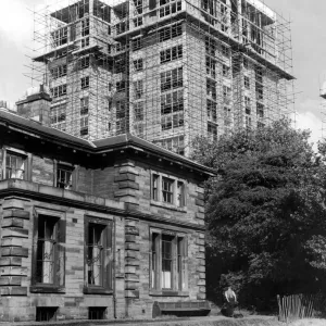 L'armée de l'église à domicile d'Elswick Dene est maintenant dominé par les nouveaux immeubles en hauteur.