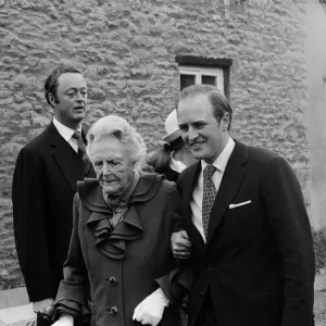 Service commémoratif de Churchill, à l'église de Bladon, Oxon. Madame Spencer-Churchill avec elle. Service commémoratif de Churchill, à l'église de Bladon, Oxon. Madame Spencer-Churchill avec elle.