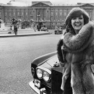 Cilla Black at Buckingham Palace - January 1975 06 / 01 / 1975