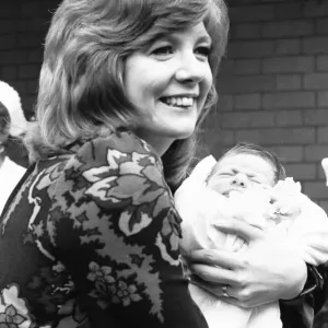 Cilla Black Leaves the Avenue Clinic Print, 5th August 1970 Cilla Black Leaves the Avenue Clinic Print, 5th August 1970