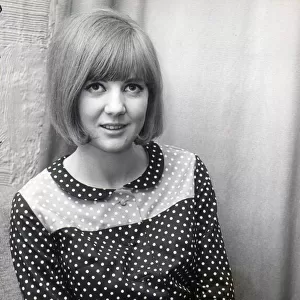 CILLA BLACK AFTER SHE WALKED OFF STAGE WITH THROAT TROUBLE - 13 / 08 / 1964 (64 / 5259)