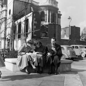 Funcionarios municipales cosiendo y haciendo crucigramas en la plaza de San Pablo. Funcionarios municipales cosiendo y haciendo crucigramas en la plaza de San Pablo.