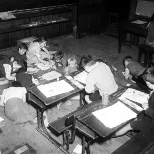 La classe quattro della Steward Street School di Birmingham vista qui mentre ha una lezione di arte. La classe quattro della Steward Street School di Birmingham vista qui mentre ha una lezione di arte.
