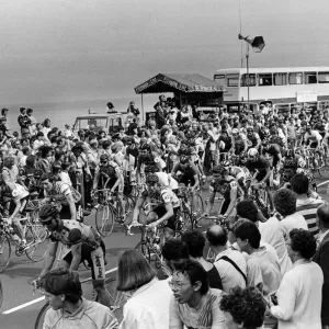Cleveland Countys eager cycling fans crowd into Saltburn Cleveland Countys eager cycling fans crowd into Saltburn
