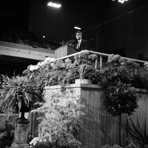 Cliff Richard assiste à la cérémonie de Billy Graham à Earls Court. 16 juin 1966