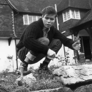 CLIFF RICHARD GARDENING AT HIS NEW HOME - 10TH NOVEMBER 1963 CLIFF RICHARD GARDENING AT HIS NEW HOME - 10TH NOVEMBER 1963