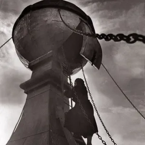 Subir una escalera peligrosa azotada por el viento hasta la bola de oro en la torre de la iglesia de San. Subir una escalera peligrosa azotada por el viento hasta la bola de oro en la torre de la iglesia de San.
