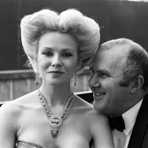 Clive James y Pamela Stephenson fotografiados en la televisión de fin de semana de Londres. 27 de mayo de 1981.