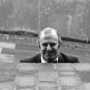 Clive James fotografiado en la televisión London Weekend. 27 de mayo de 1981.