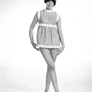 Ropa: Moda: Vestido: Mujer vistiendo vestido de gingham. 1966 B2008-007
