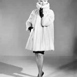 Ropa: Moda: Abrigo de Pelo: Mujer (Marion Horton) llevando un abrigo de visón. 1966 B1952-002