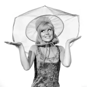 Ropa: Moda: Sombreros: Mujer con sombrero de paraguas. Modelo: Marilyn Rickard