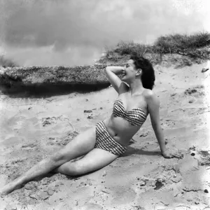Moda vacanze abbigliamento fashions 1953 Modello. Audrey Hodges vista qui che modella un bikini. Moda vacanze abbigliamento fashions 1953 Modello. Audrey Hodges vista qui che modella un bikini.
