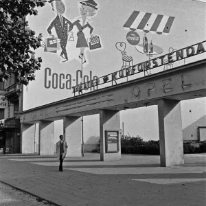 Un panneau publicitaire Coca Cola à l'entrée du théâtre Kurfürstendamm, Berlin. Un panneau publicitaire Coca Cola à l'entrée du théâtre Kurfürstendamm, Berlin.