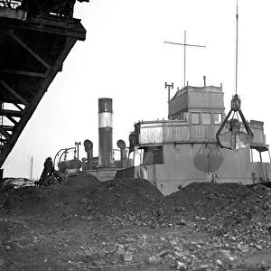 The Collier SS Petworth unloading her cargo of coal at Shoreham gasworks