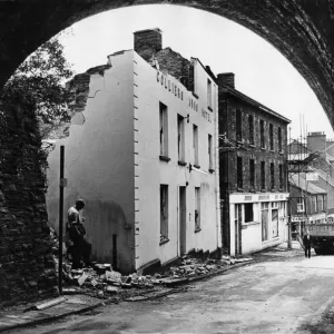 L'hôtel Colliery Arms, croyant être l'hôtel le plus ancien de Pontypridd vu ici en train d'être.