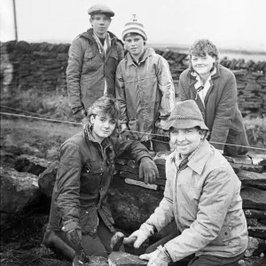 Les enfants de l'école du val de Colne maçonnent des murs en pierres sèches à la ferme Delves Moor, Slaithwaite.