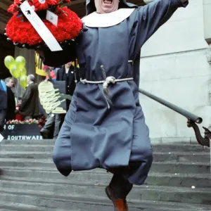 El comediante y actor Terry Jones participa en una protesta de un túnel ferroviario fuera de Waterloo. El comediante y actor Terry Jones participa en una protesta de un túnel ferroviario fuera de Waterloo.