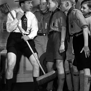 El comediante Charlie Chester vistiendo un uniforme de Scouts mientras habla con los Boy Scouts.